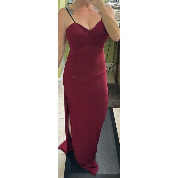 Windsor medium maxi wine burgundy side slit formal NWOT - Picture 3 of 11